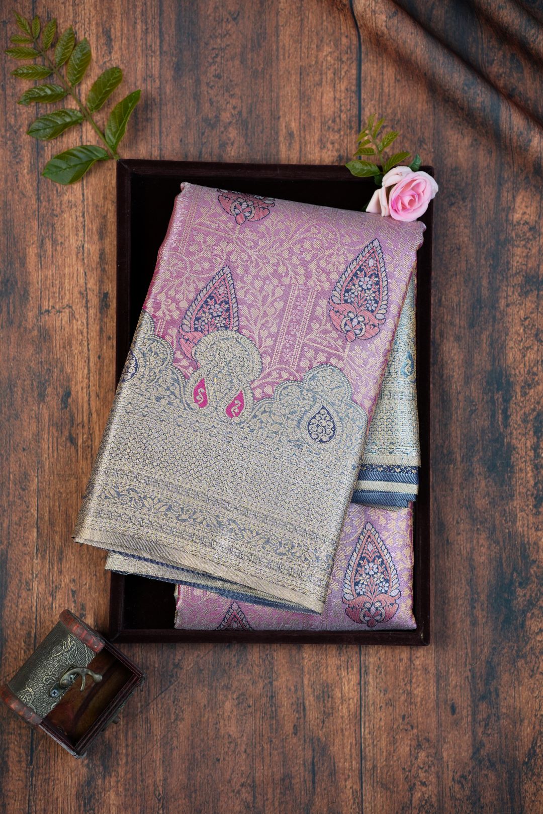 Sukhi Sarees -Brocket tissu Saree