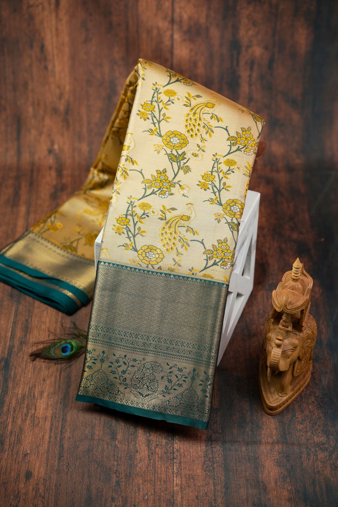 Sukhi Sarees -3D Peach Colour Brocket