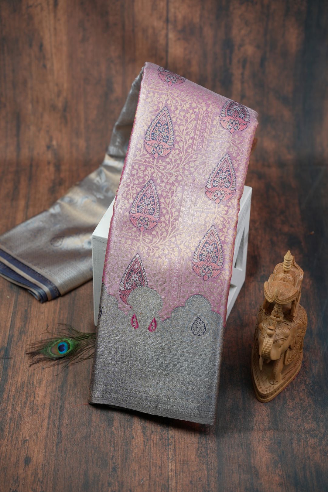 Sukhi Sarees -Brocket tissu Saree